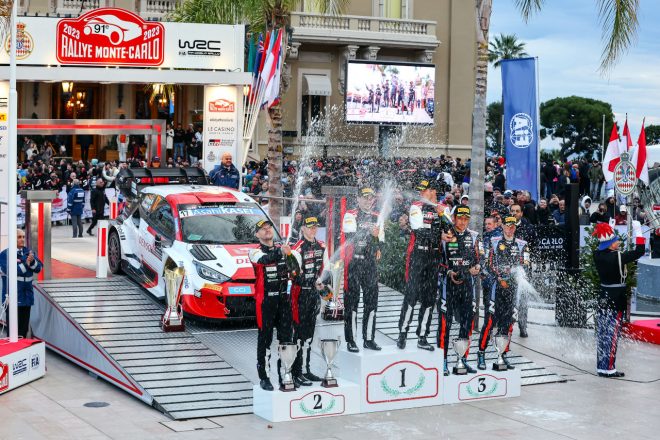 2022年からシーズン2連覇を達成したカッレ・ロバンペラ（左からふたりめ）がフルタイム・キャンペーンを休止。2024年は“8冠王者”のセバスチャン・オジエ（右から3人め）と3台目のGRヤリス・ラリー1をシェアし、パートタイムでシリーズに参戦する。