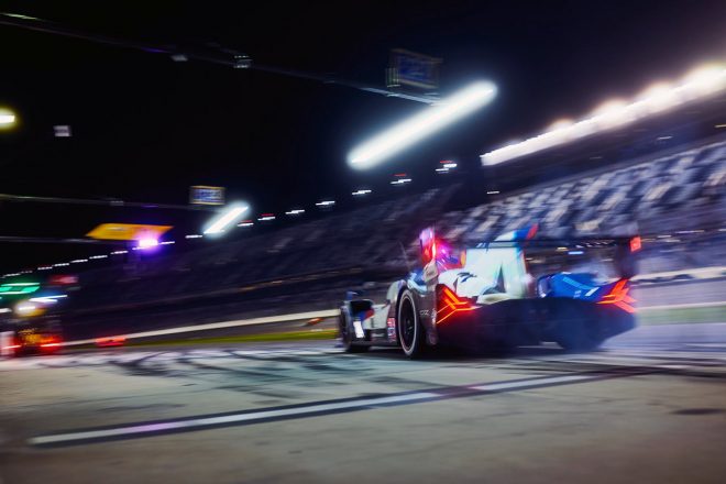 公式テスト『ロア・ビフォア・ザ・ロレックス』でデイトナ・インターナショナル・スピードウェイを走行するBMW Mハイブリッド V8