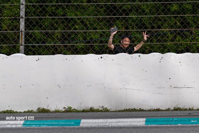 2024スーパーGTセパンテスト　コースサイドをランニングする大津弘樹