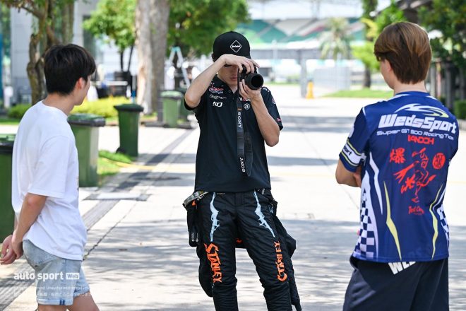 2024スーパーGTセパンテスト　最近ハマっている写真撮影を行う牧野任祐