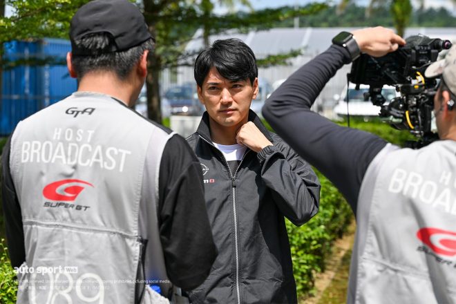 2024スーパーGTセパンテスト　J SPORTSの取材を受ける千代勝正。J SPORTSでは録画番組ながらセパンウインターテストの様子を放送予定だ