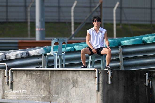 2024スーパーGTセパンテスト　コースサイドで走りをチェックする太田格之進