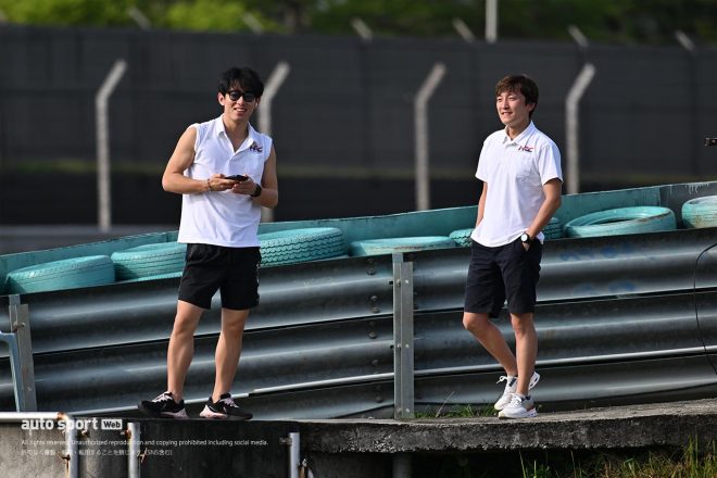 2024スーパーGTセパンテスト　コースサイドで走りをチェックする野尻智紀と太田格之進