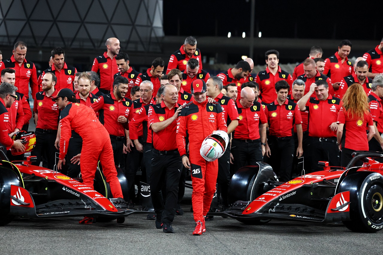 2023年F1アブダビGP　フェラーリが記念撮影。フレデリック・バスール代表とシャルル・ルクレール