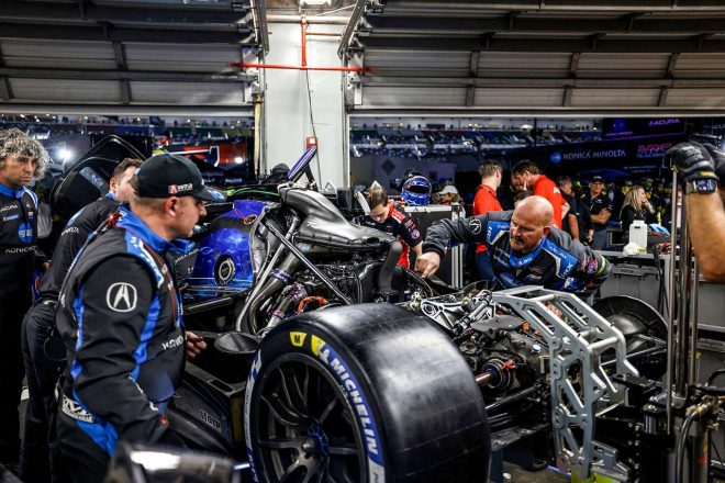 ガレージで修復作業を行う10号車アキュラARX-06（ウェイン・テイラー・レーシング・ウィズ・アンドレッティ）