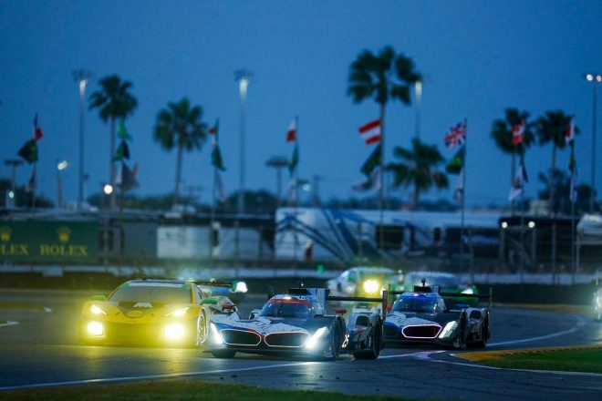 GTPクラスの上位を走る2台のBMW Mハイブリッド V8