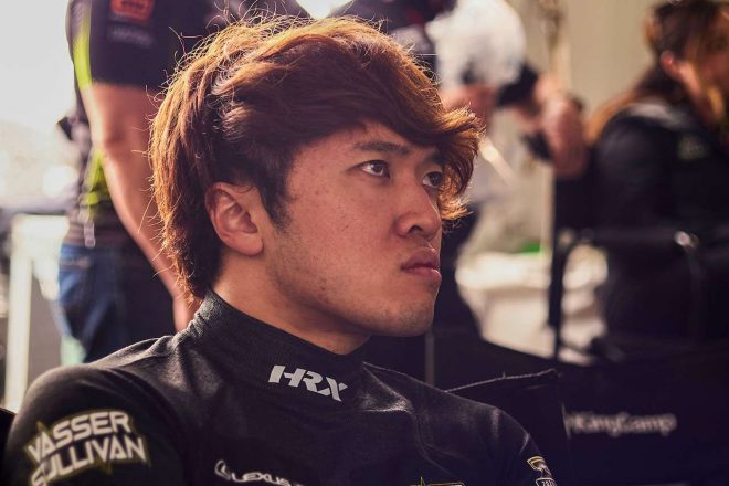 ピットで戦況を見守る宮田莉朋（バッサー・サリバン）