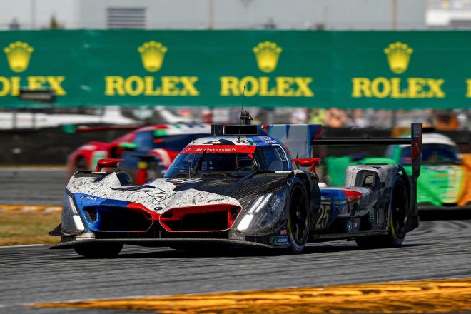 一時首位を走行しながらも、トラブルに見舞われ順位を落とした25号車BMW Mハイブリッド V8