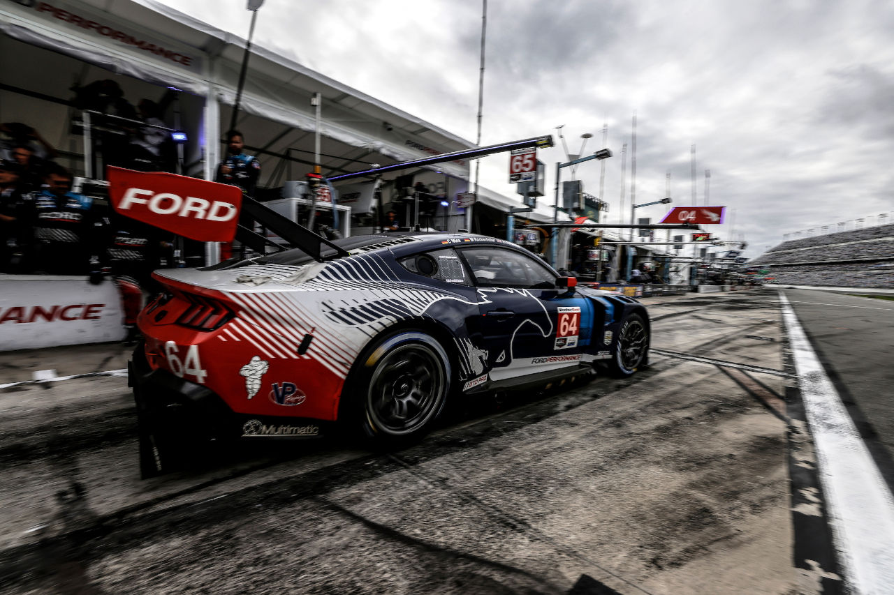 他車から追突を受けてリアディフューザーを損傷した64号車フォード・マスタングGT3　2024年IMSA開幕戦デイトナ24時間レース