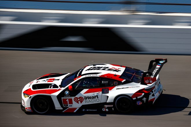デイトナ・インターナショナル・スピードウェイのバンクを走行する1号車BMW M4 GT3（ポール・ミラー・レーシング）