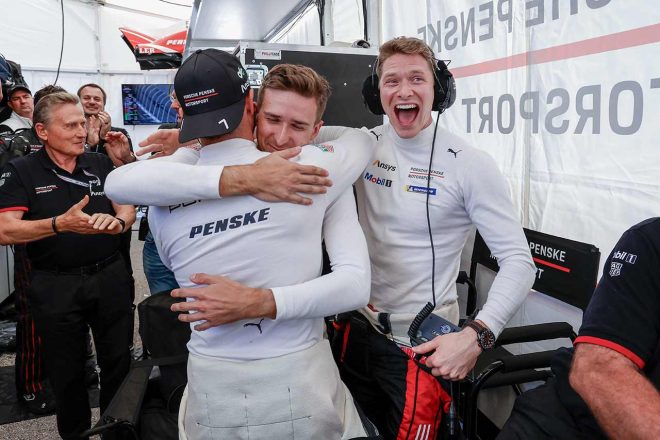 チェッカー提示の瞬間、ポルシェのピット内には一瞬戸惑いの空気が流れ、その後喜びへと変わった
