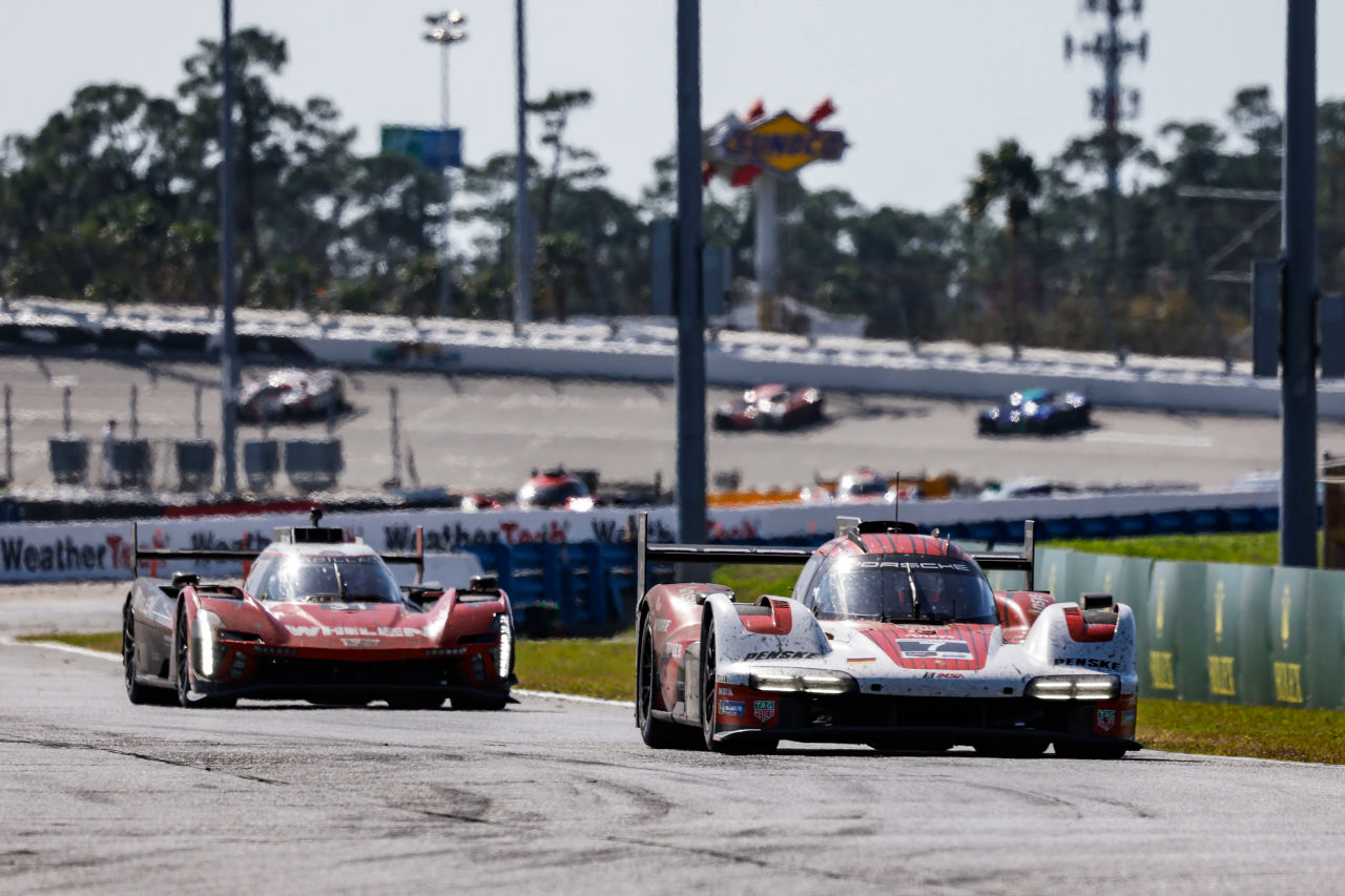 わずか2秒差で31号車キャデラックVシリーズ.R（後方）を退け、2024年IMSA開幕戦デイトナ24時間レースを制した7号車ポルシェ963（ポルシェ・ペンスキー・モータースポーツ）