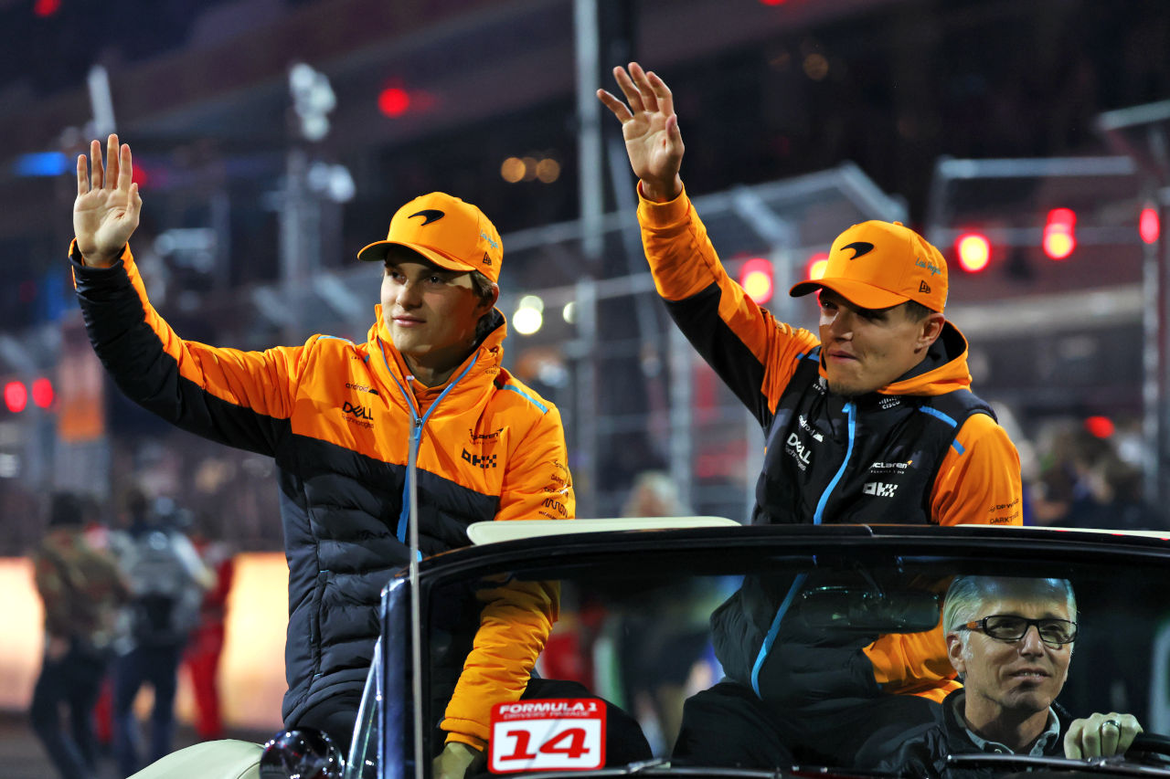 マクラーレンは少なくとも2026年シーズンまでランド・ノリス（右）とオスカー・ピアストリ（左）のコンビを起用する