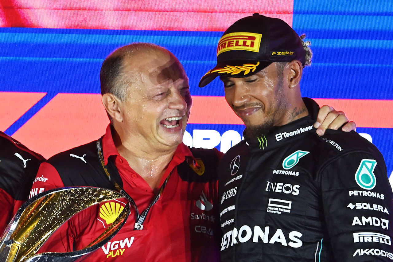 2023年F1シンガポールGP　ルイス・ハミルトン（メルセデス）とフレデリック・バスール（フェラーリF1チーム代表）