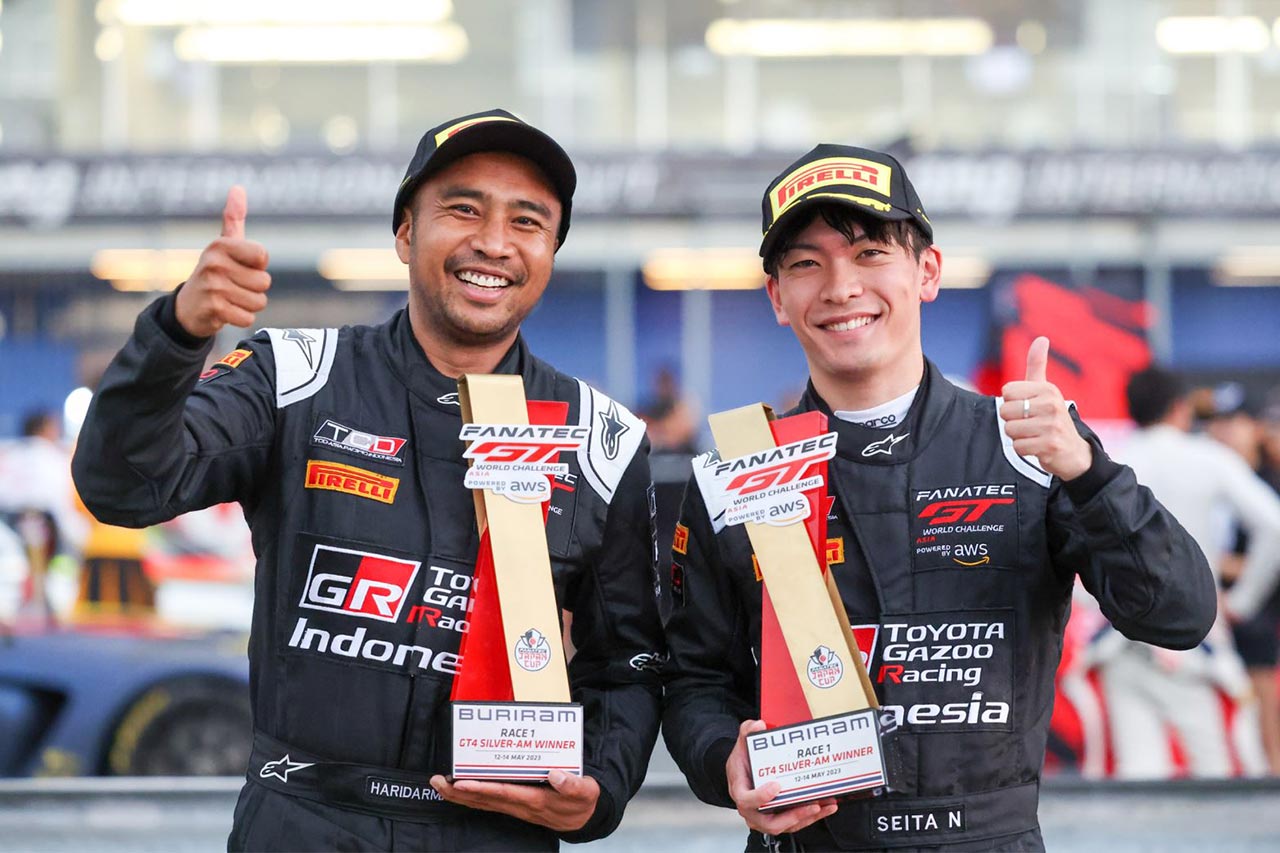 2023年にGT4で活躍したTGRインドネシアのハリダルマ・マノッポと野中誠太