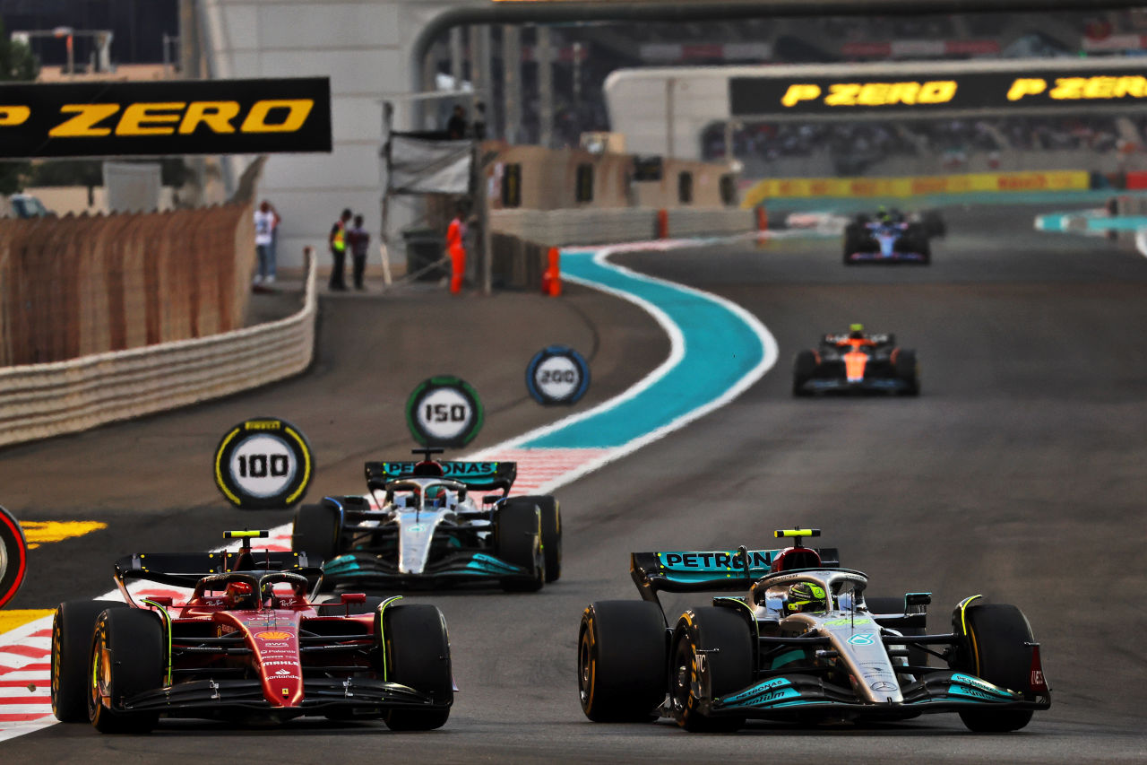 2022年、23年と2年連続で未勝利に終わったルイス・ハミルトン（メルセデス／右）