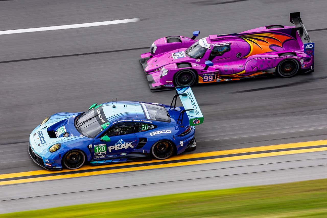 映画撮影用カラーをまとって参戦したライト・モータースポーツの120号車ポルシェ911 GT3 R　2024デイトナ24時間