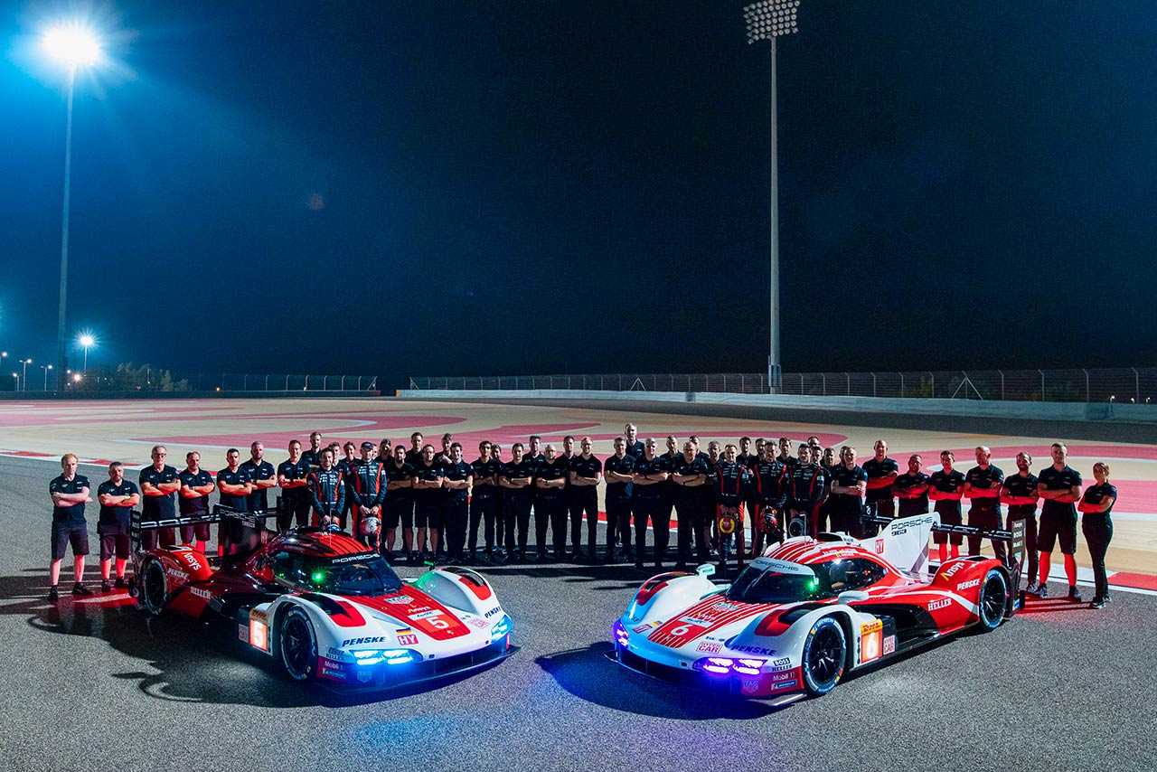 2023年最終戦バーレーンで集合写真撮影を行ったポルシェ・ペンスキー・モータースポーツ