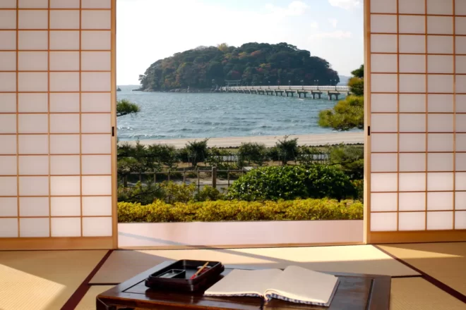 目の前に三河湾と竹島を望む蒲郡クラシックホテルなど計13の宿泊施設が選択可能。写真は海辺の文学記念館