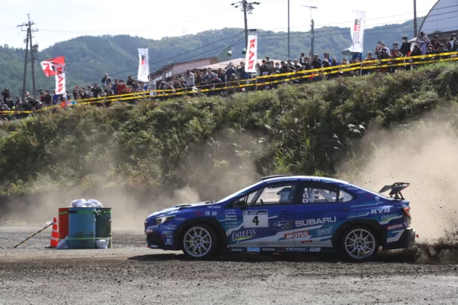 ラリー三河湾はターマック（舗装路）イベントとして行われるが、SS11／SS14『きずな1／2』はグラベル（未舗装路）のステージとなっている。