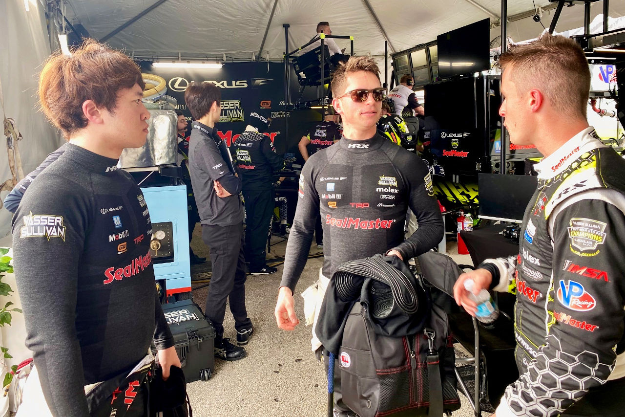 バッサー・サリバンのチームメイトたちと談笑する宮田莉朋（左）　2024年IMSA開幕戦デイトナ24時間