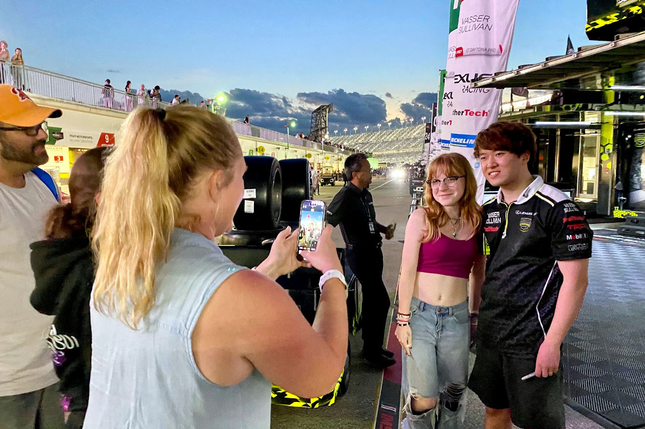 ファンとの写真撮影に応じる宮田莉朋（バッサー・サリバン）　2024年IMSA第1戦デイトナ24時間レース
