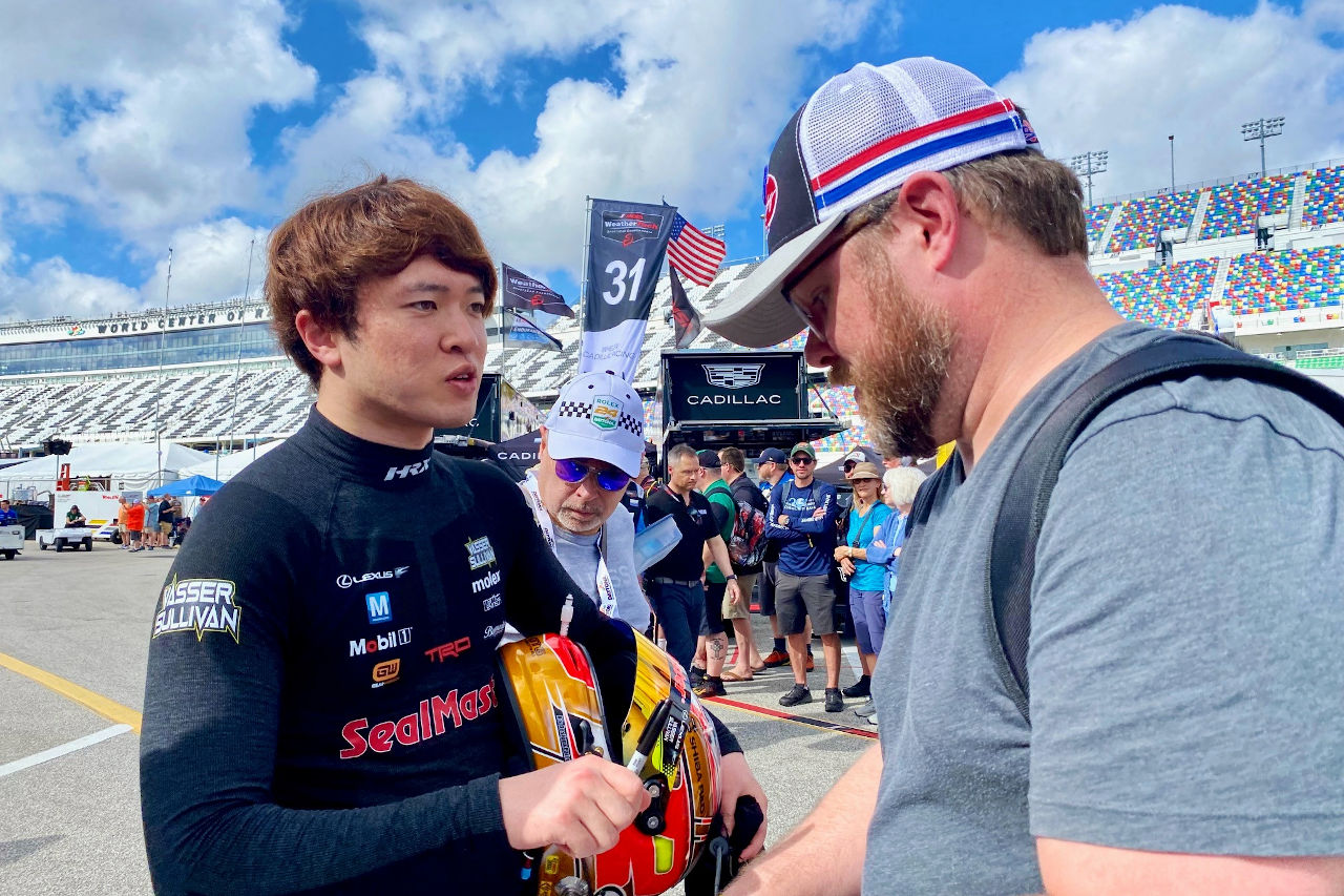 ファンと交流する宮田莉朋（バッサー・サリバン）　2024年IMSA開幕戦デイトナ24時間