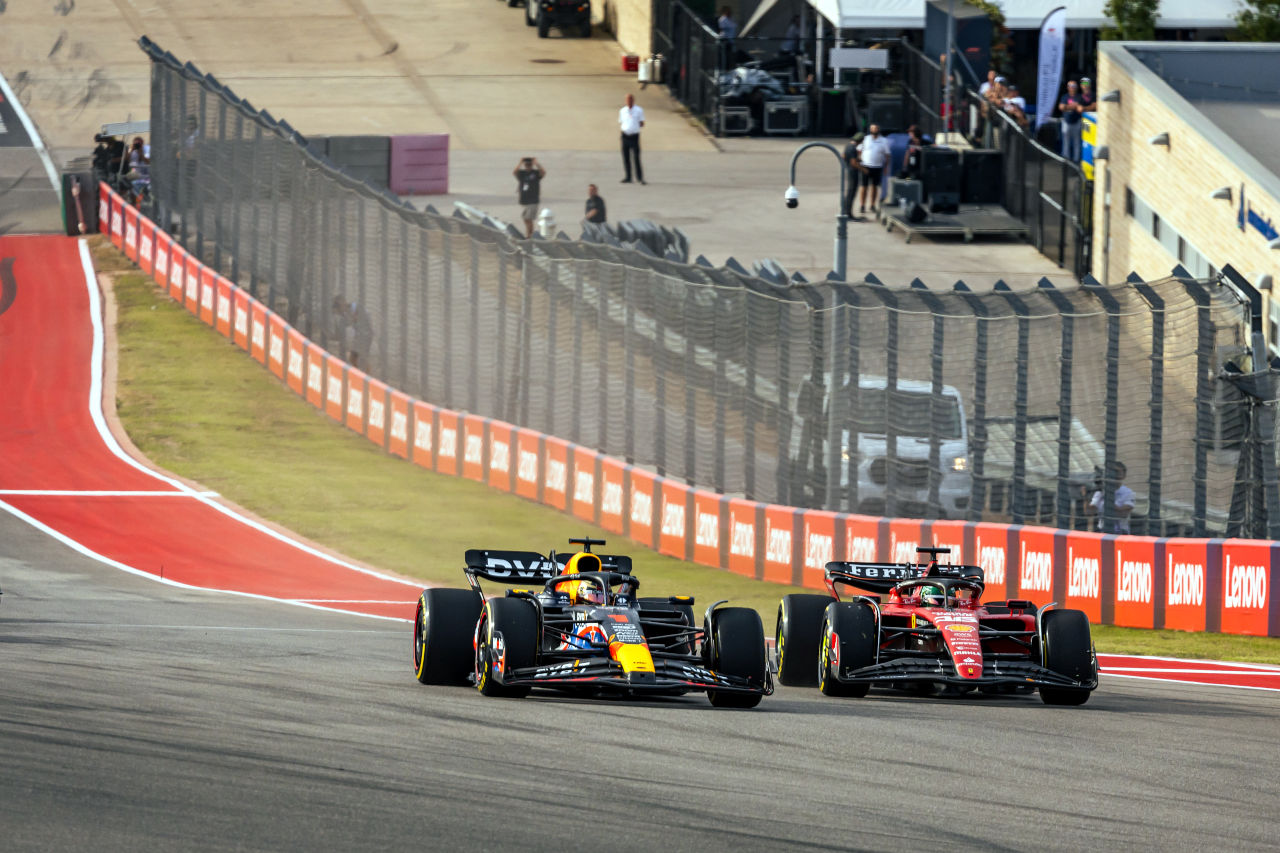 マックス・フェルスタッペン（レッドブル／左）とシャルル・ルクレール（フェラーリ／右）　2023年F1第19戦アメリカGP