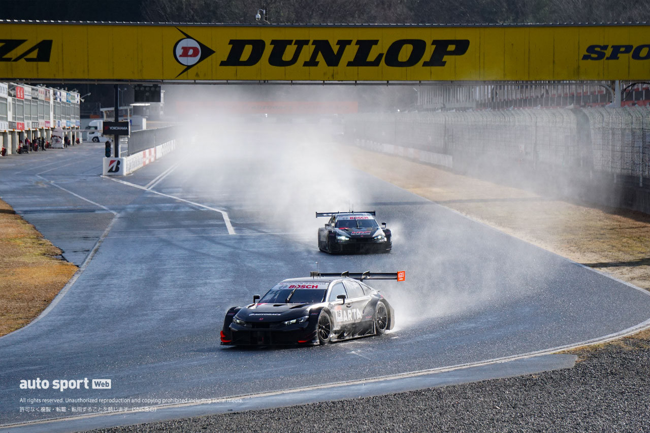 2024スーパーGT岡山メーカーテスト　ウエット路面を走行するARTAの16号車ホンダ・シビック・タイプR-GTとHRC開発車両の99号車ホンダ・シビック・タイプR-GT