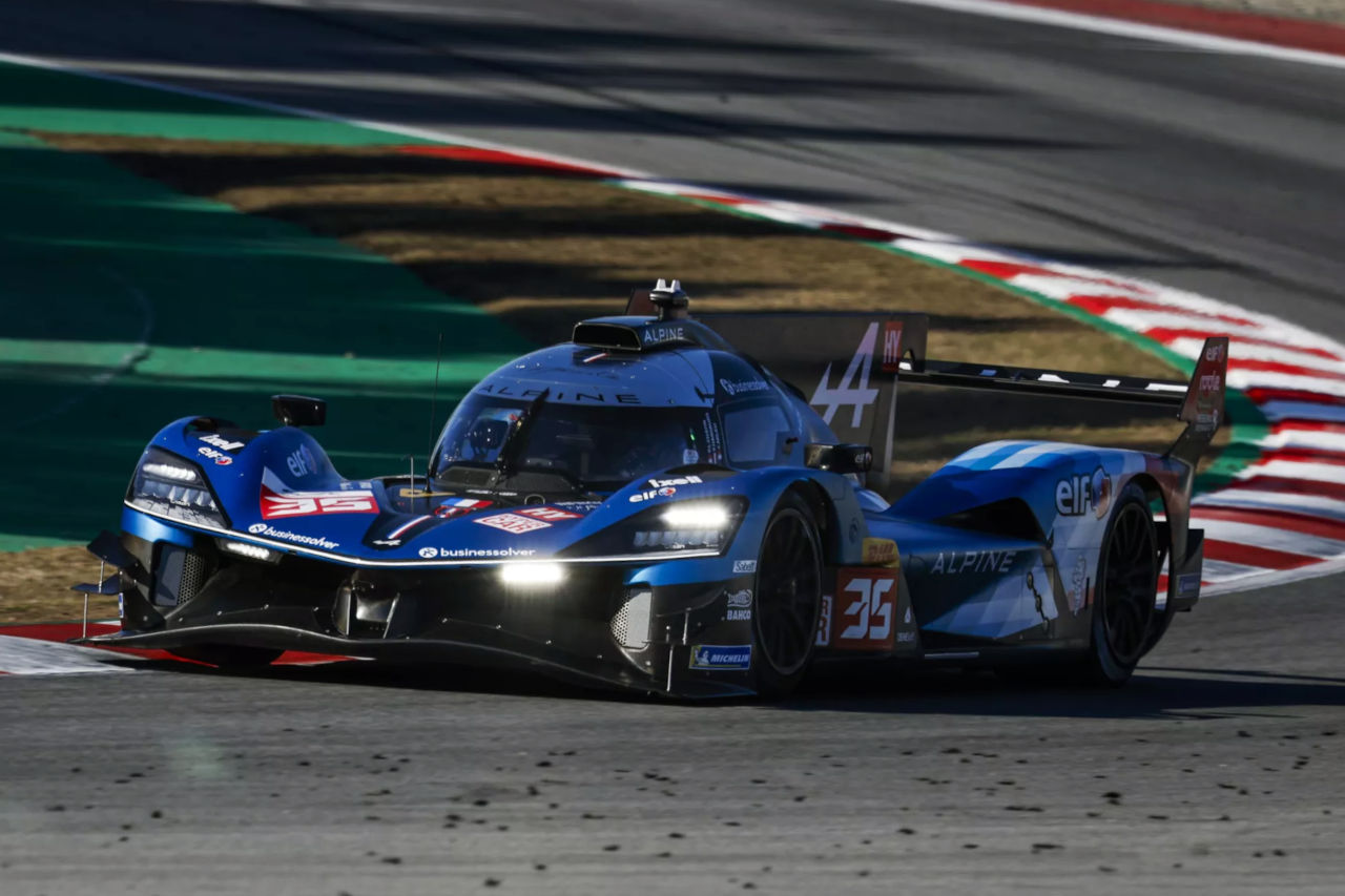 テストを行うアルピーヌA424