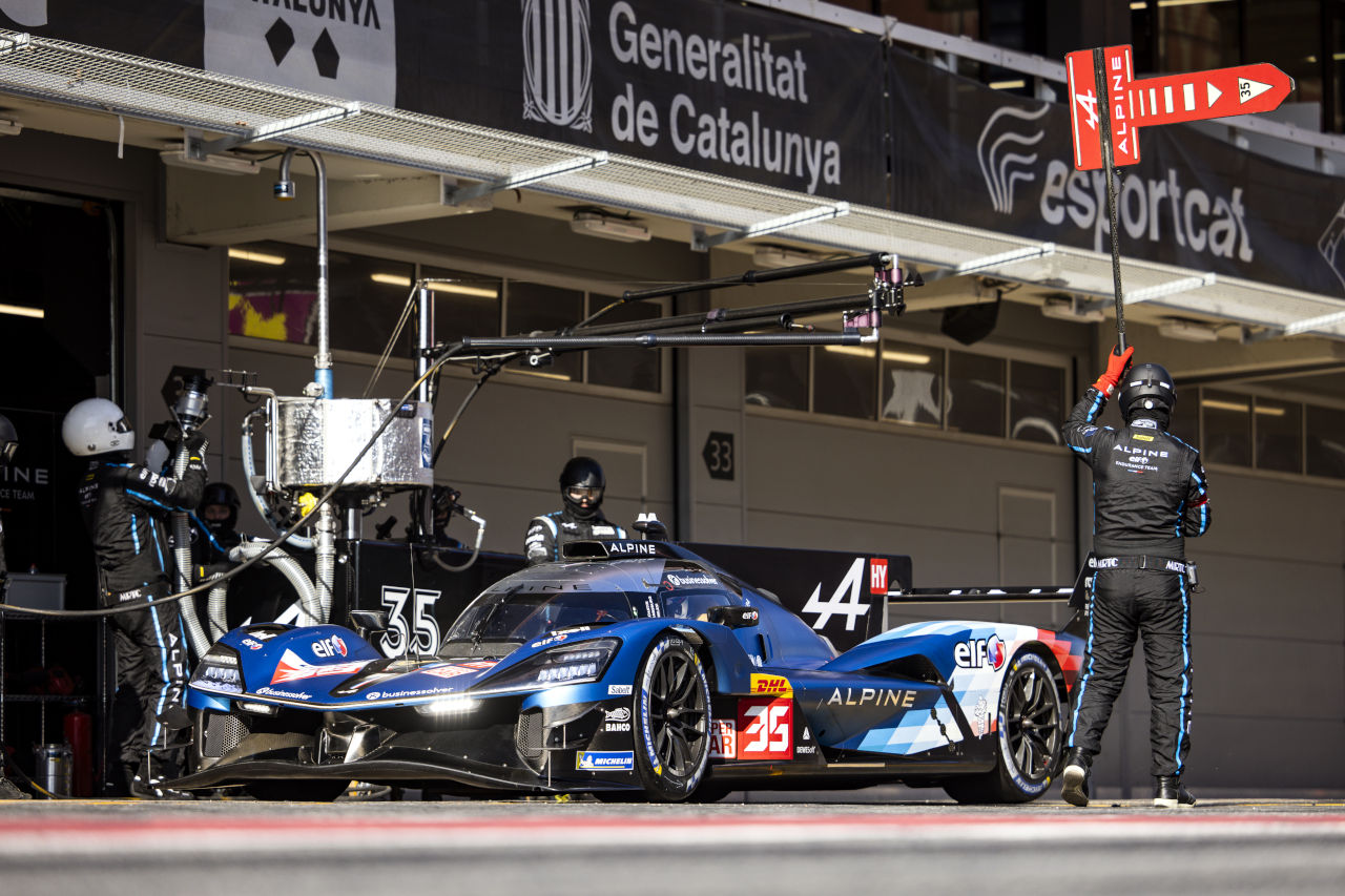 スペインのカタロニア・サーキットでテストを行うアルピーヌA424（アルピーヌ・エンデュランス・チーム）