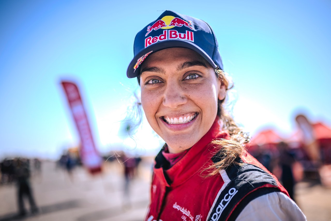 サウジアラビアでバイクレースのライセンスを取得した最初の女性となったダニア・アキール