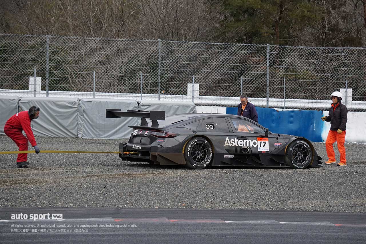 2024スーパーGT岡山メーカーテスト　1コーナーでコースアウトしたAstemo REAL RACINGの17号車ホンダ・シビック・タイプR-GT