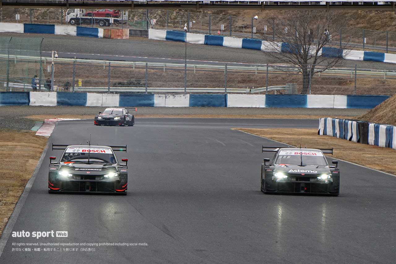 2024スーパーGT岡山メーカーテスト　走行するホンダ・シビック・タイプR-GT勢