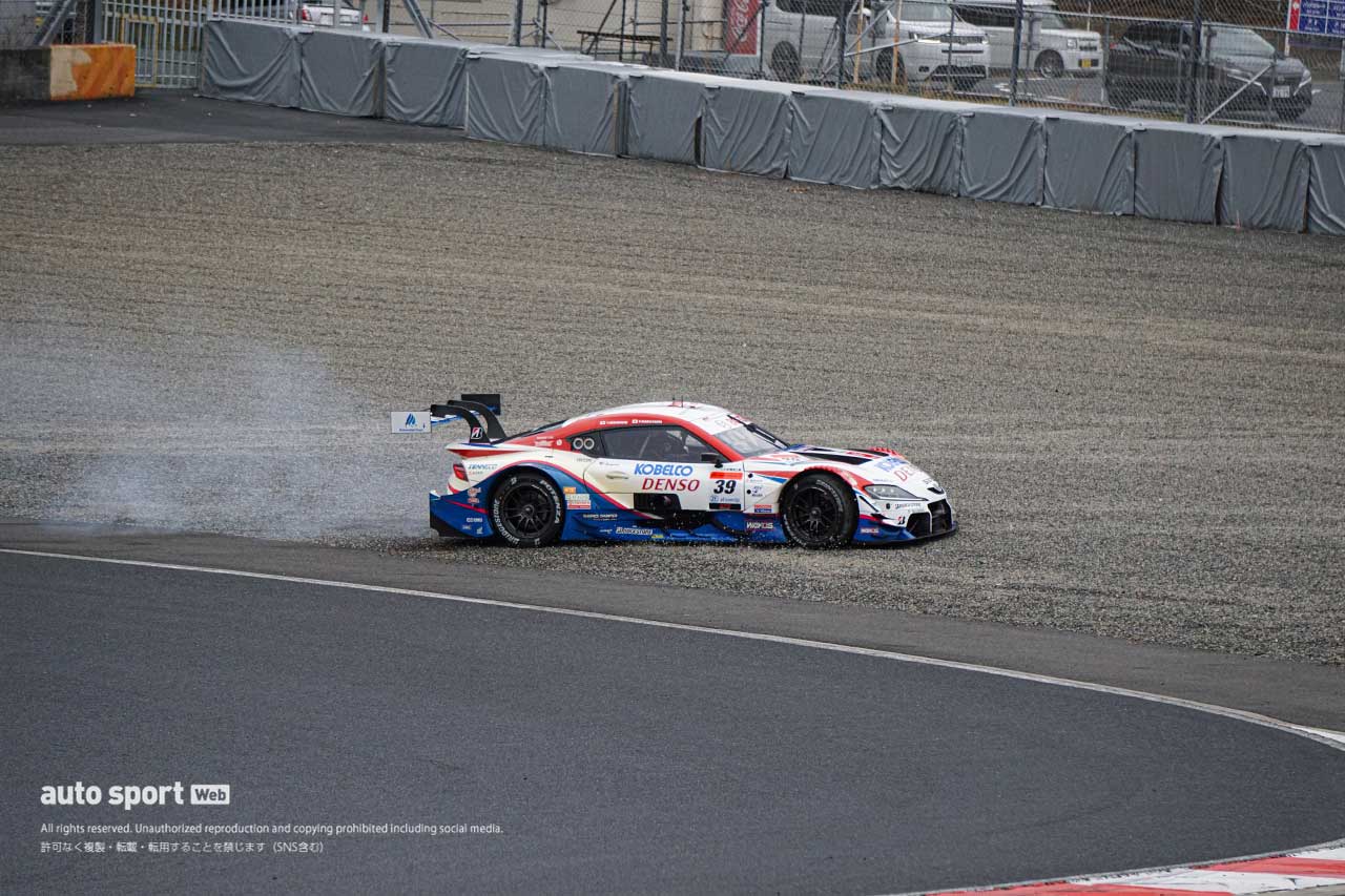 2024スーパーGT岡山メーカーテスト　ヘアピンでコースアウトするTGR TEAM SARDの39号車トヨタGRスープラ
