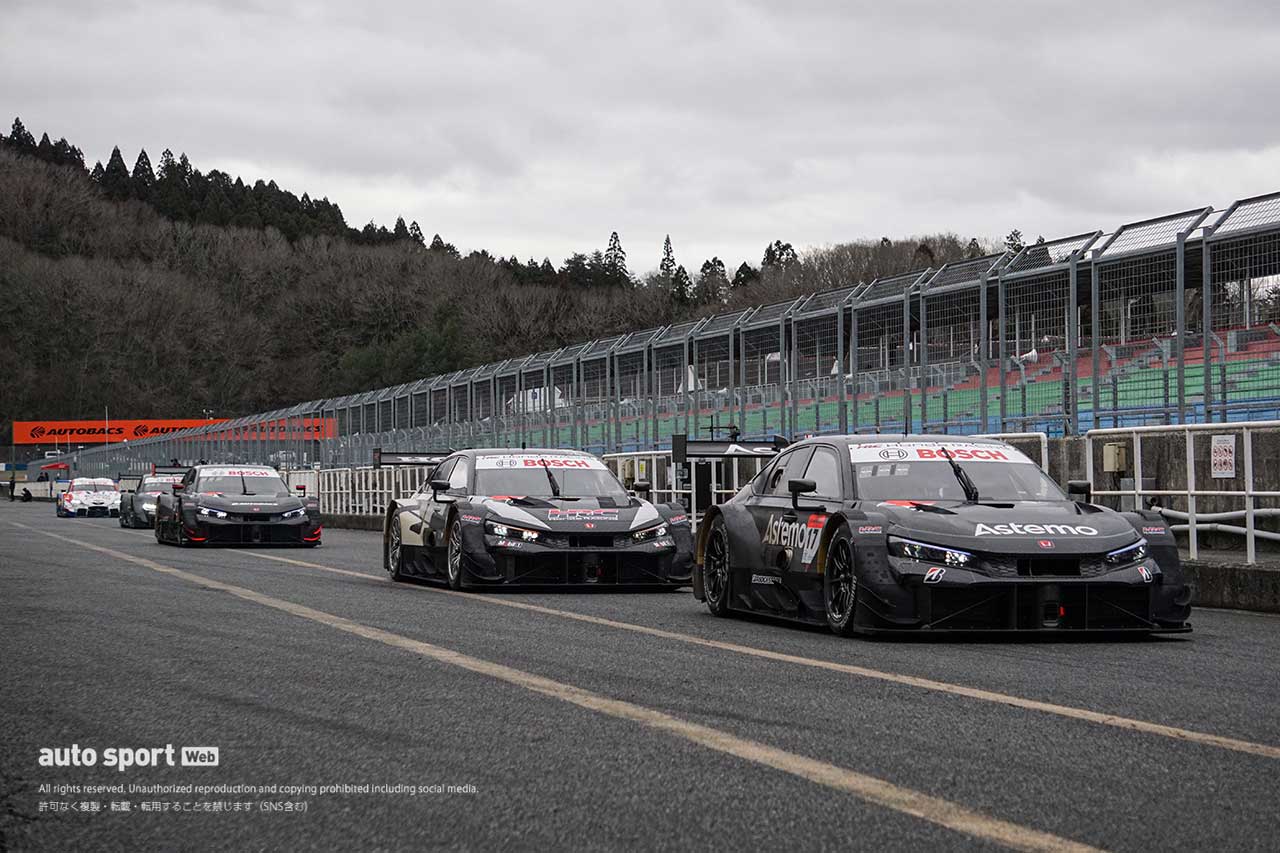 2024スーパーGT岡山メーカーテスト　2月8日午後セッションスタートに並ぶマシンたち