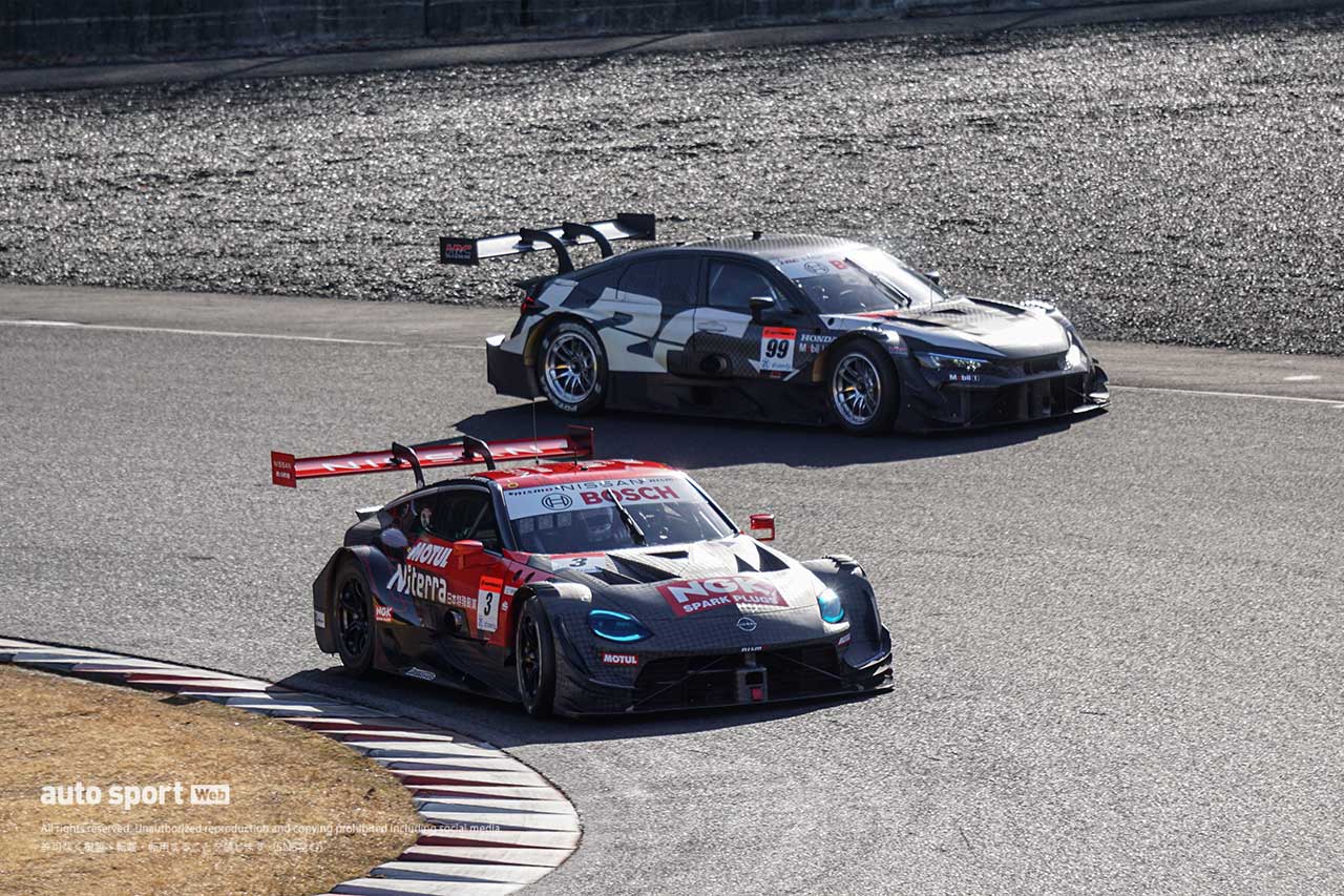 2024スーパーGT岡山メーカーテスト　NISMO NDDPの3号車ニッサンZニスモGT500とHRC開発車両の99号車ホンダ・シビック・タイプR-GT