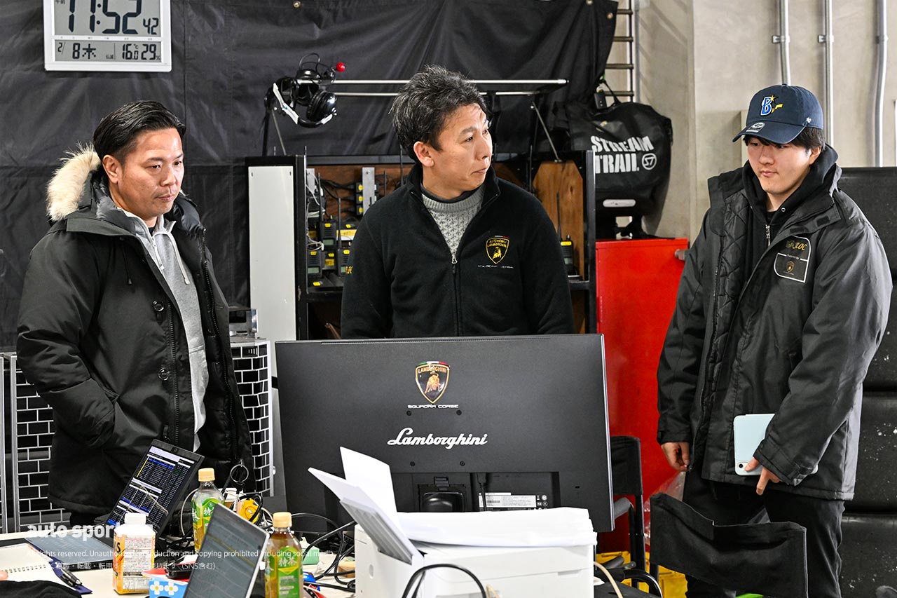 2024GTE特別スポーツ走行　JLOCのピットでの小暮卓史、松浦孝亮、坂口夏月