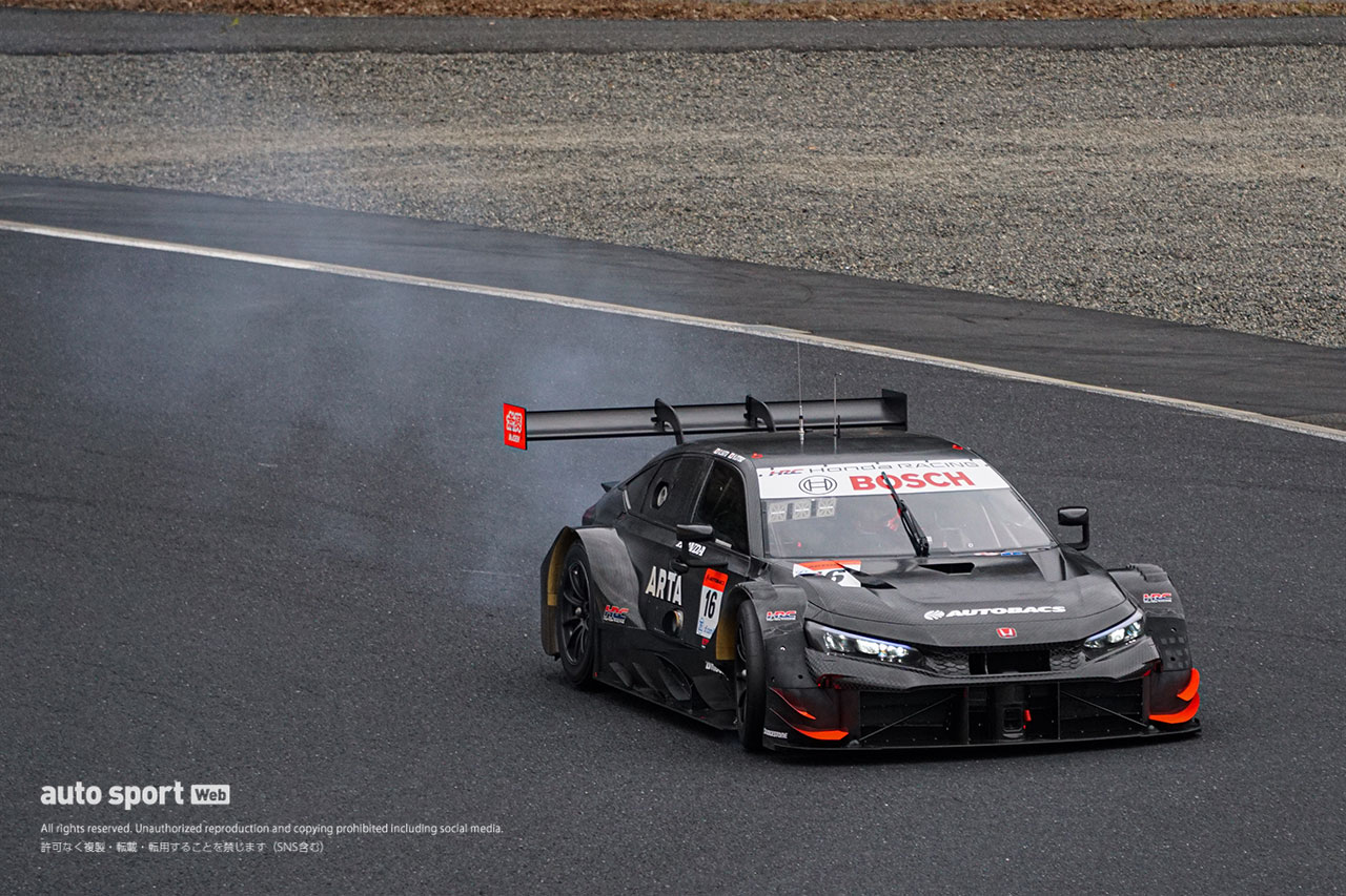 2024スーパーGT岡山メーカーテスト　ヘアピンでブレーキロックさせるARTAの16号車ホンダ・シビック・タイプR-GT