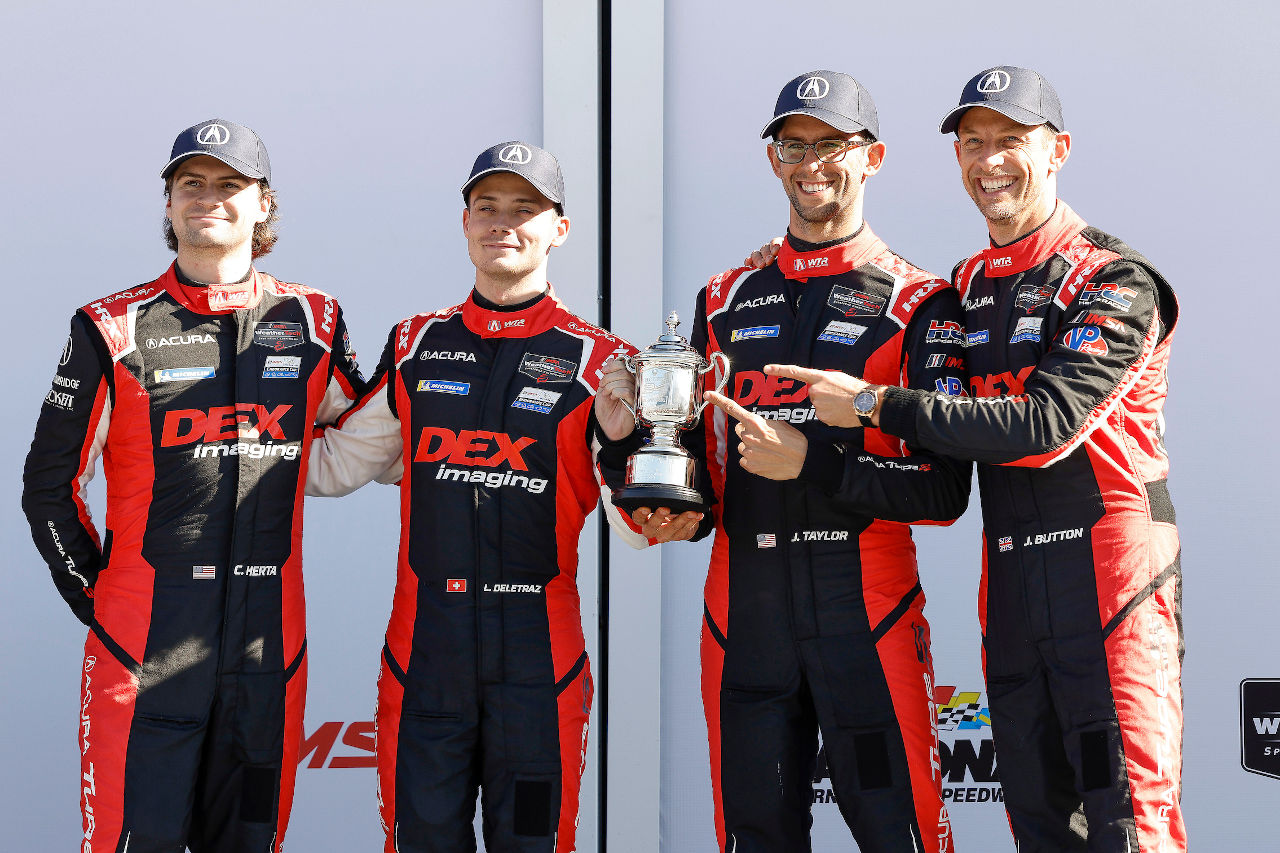 ジェンソン・バトン（右）もステアリングを握ったWTRアンドレッティの40号車アキュラは、総合3位表彰台を獲得した　2024年IMSA開幕戦デイトナ24時間レース