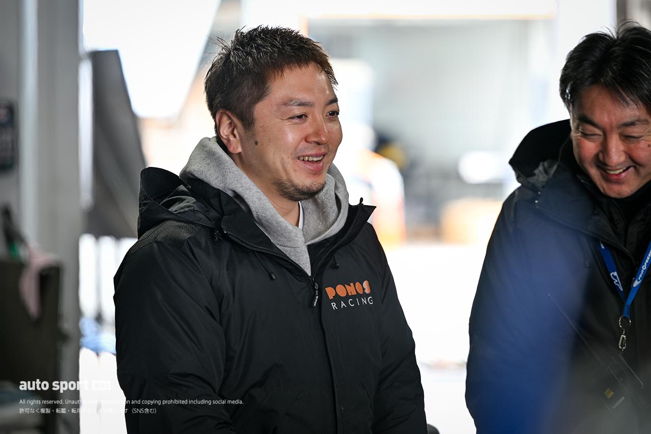 2024GTE特別スポーツ走行　PONOS RACINGの辻子依旦総監督もテストを見守った。