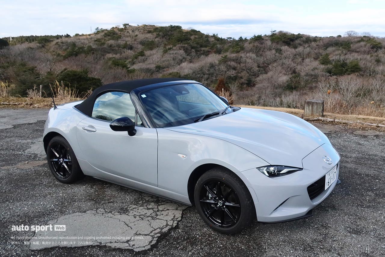 ロードスター・ソフトトップ S スペシャルパッケージ。駆動方式はFR、トランスミッションは6速MT。ボディカラーは、エアログレーメタリック。車両価格は308万7700円（税込）。