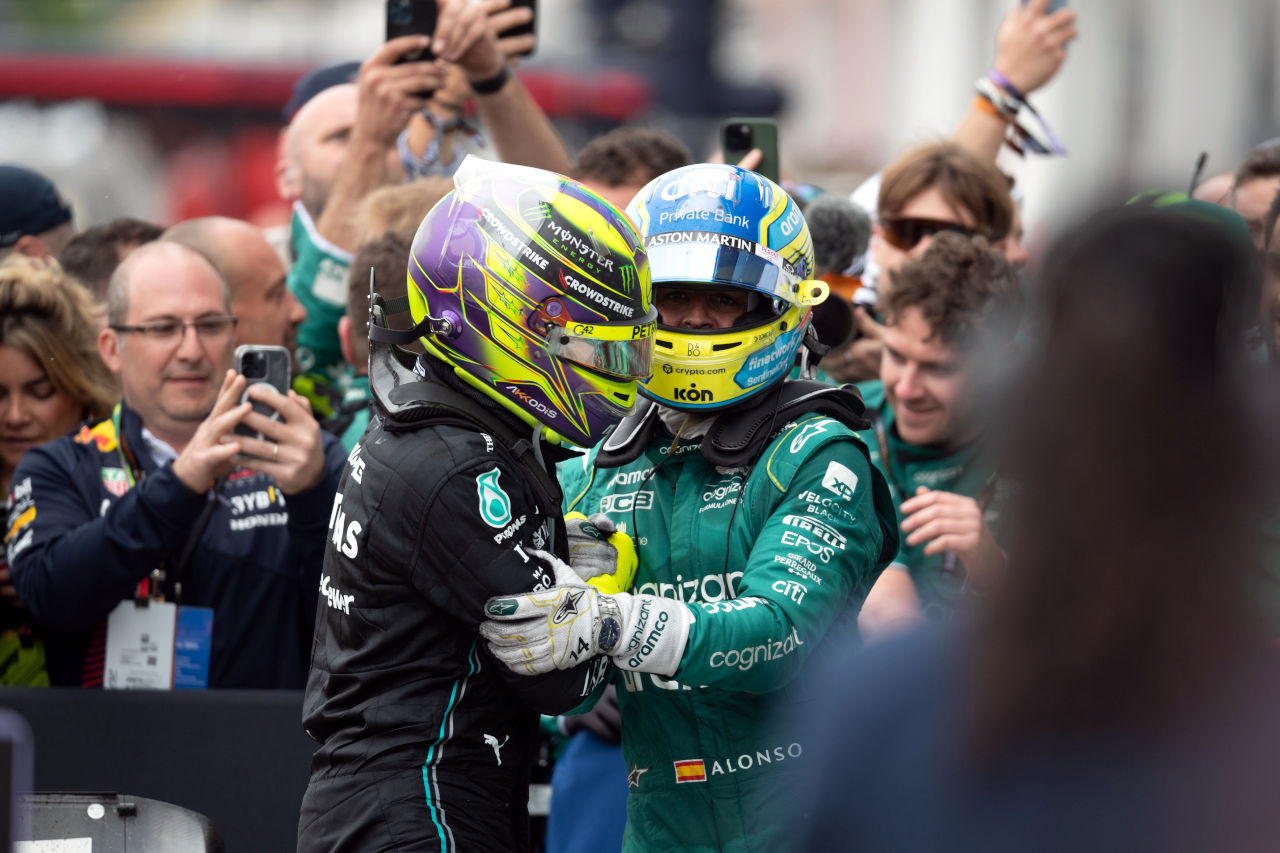 ルイス・ハミルトン（メルセデス／左）とフェルナンド・アロンソ（アストンマーティン／右）　2023年F1第9戦カナダGP