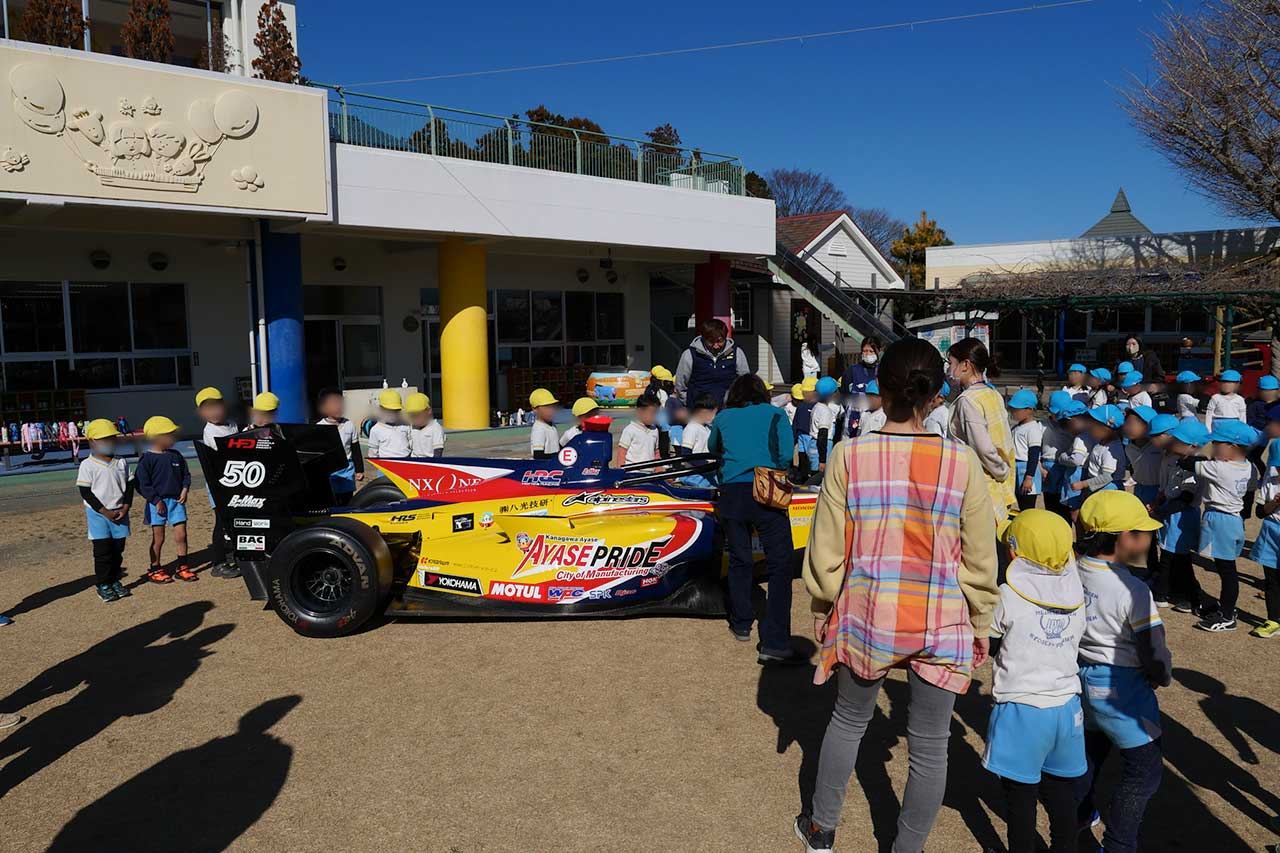 B-Max Racing Teamによる綾⻄幼稚園でのスーパーフォーミュラ車両展示の様子