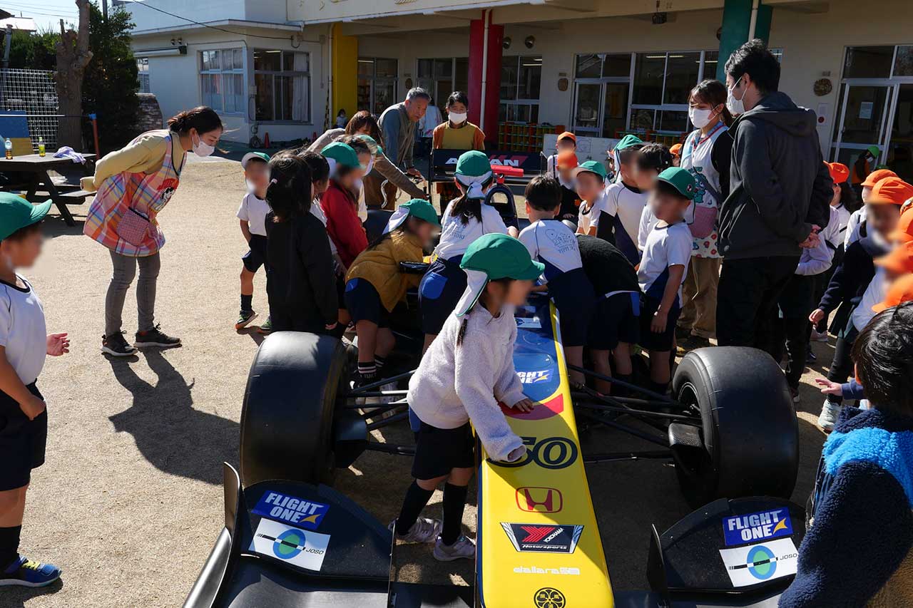 B-Max Racing Teamによる綾⻄幼稚園でのスーパーフォーミュラ車両展示の様子。園児たちもマシンに興味津々