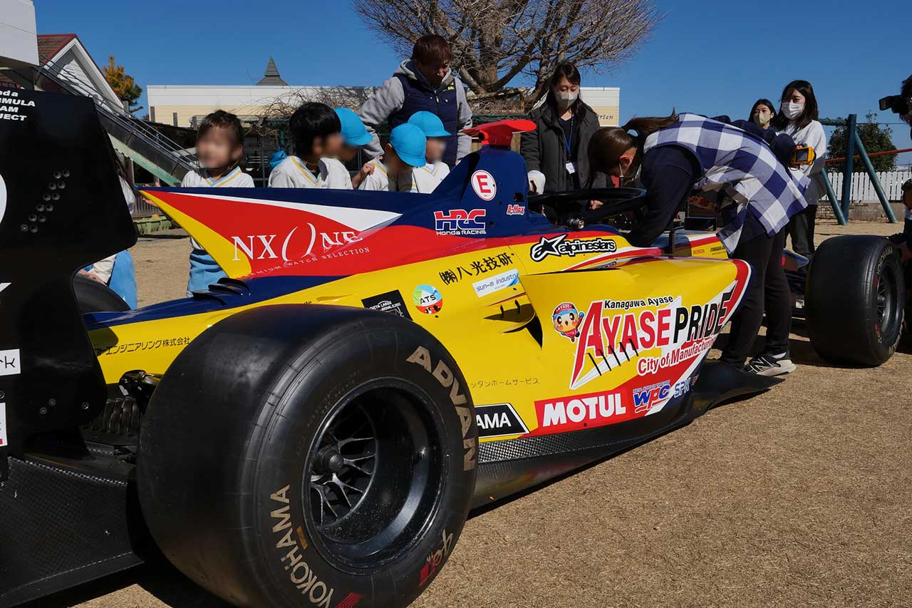 B-Max Racing Teamによる綾⻄幼稚園でのスーパーフォーミュラ車両展示の様子