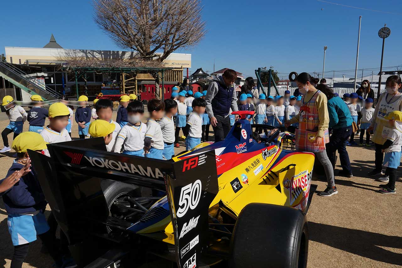 B-Max Racing Teamによる綾⻄幼稚園でのスーパーフォーミュラ車両展示の様子