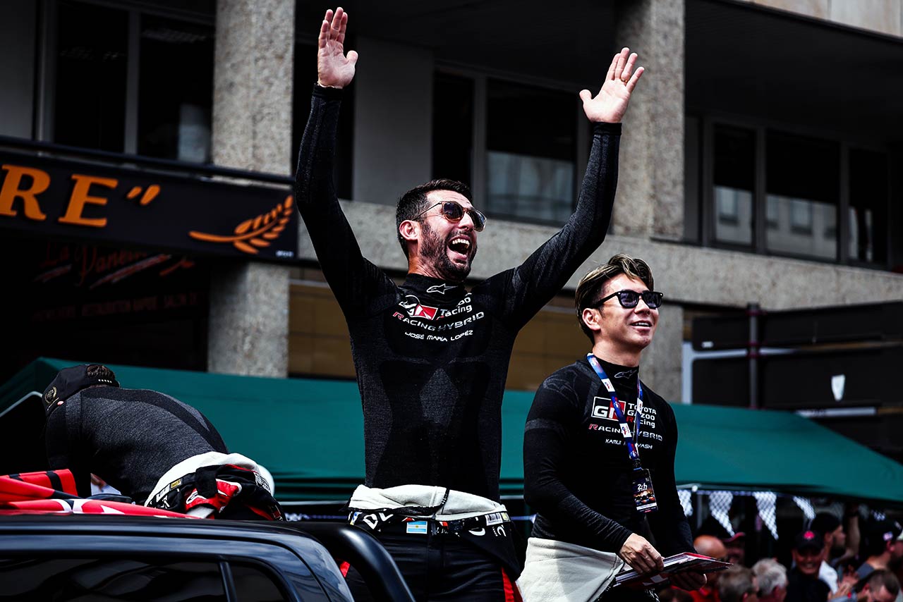 2023年ル・マン100周年大会のドラバーズパレードでのホセ・マリア・ロペス