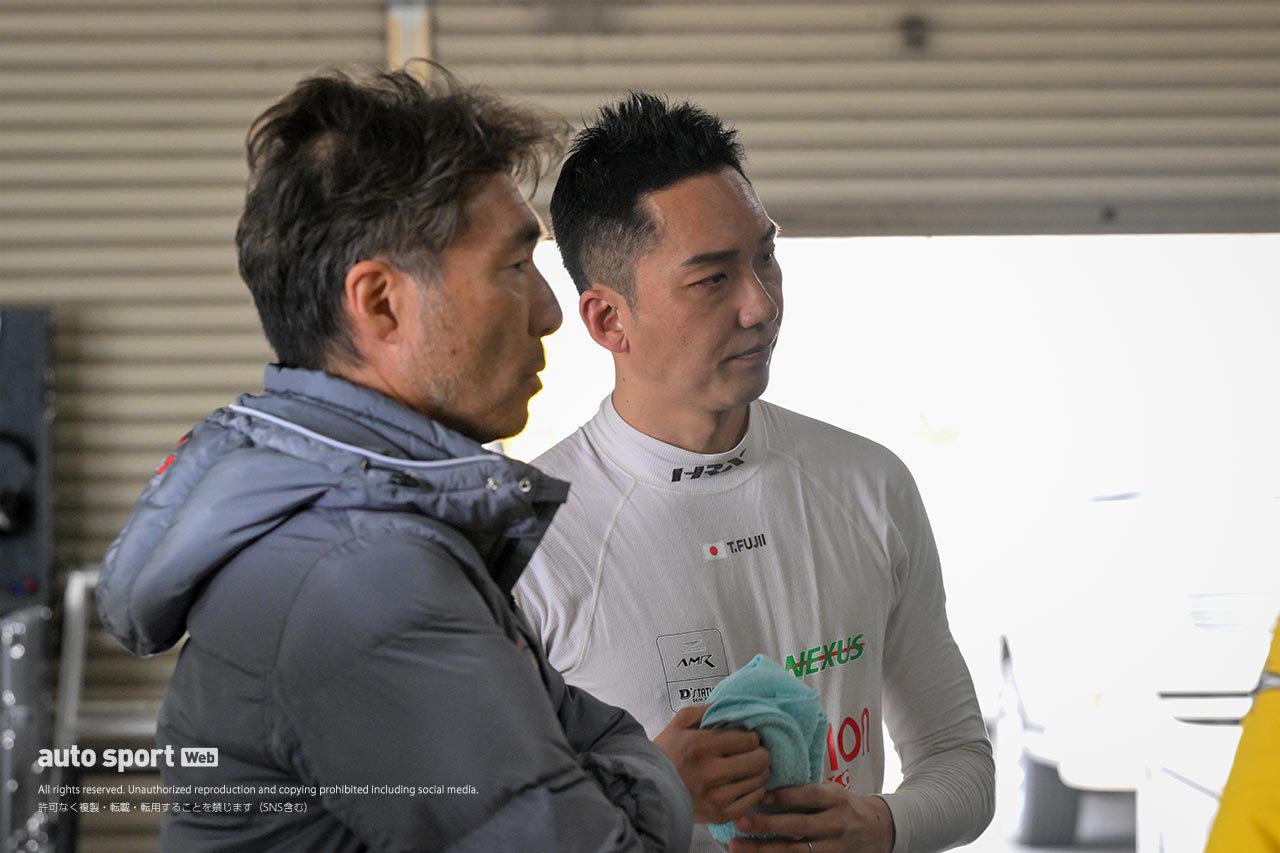 2024 岡山GT3特別スポーツ走行　D'station Racingの藤井誠暢とピットを訪れた田中哲也