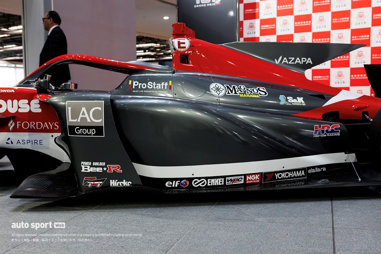 日本大学三軒茶屋キャンパスにて発表された2024年のJujuのマシンカラーリング　サイド